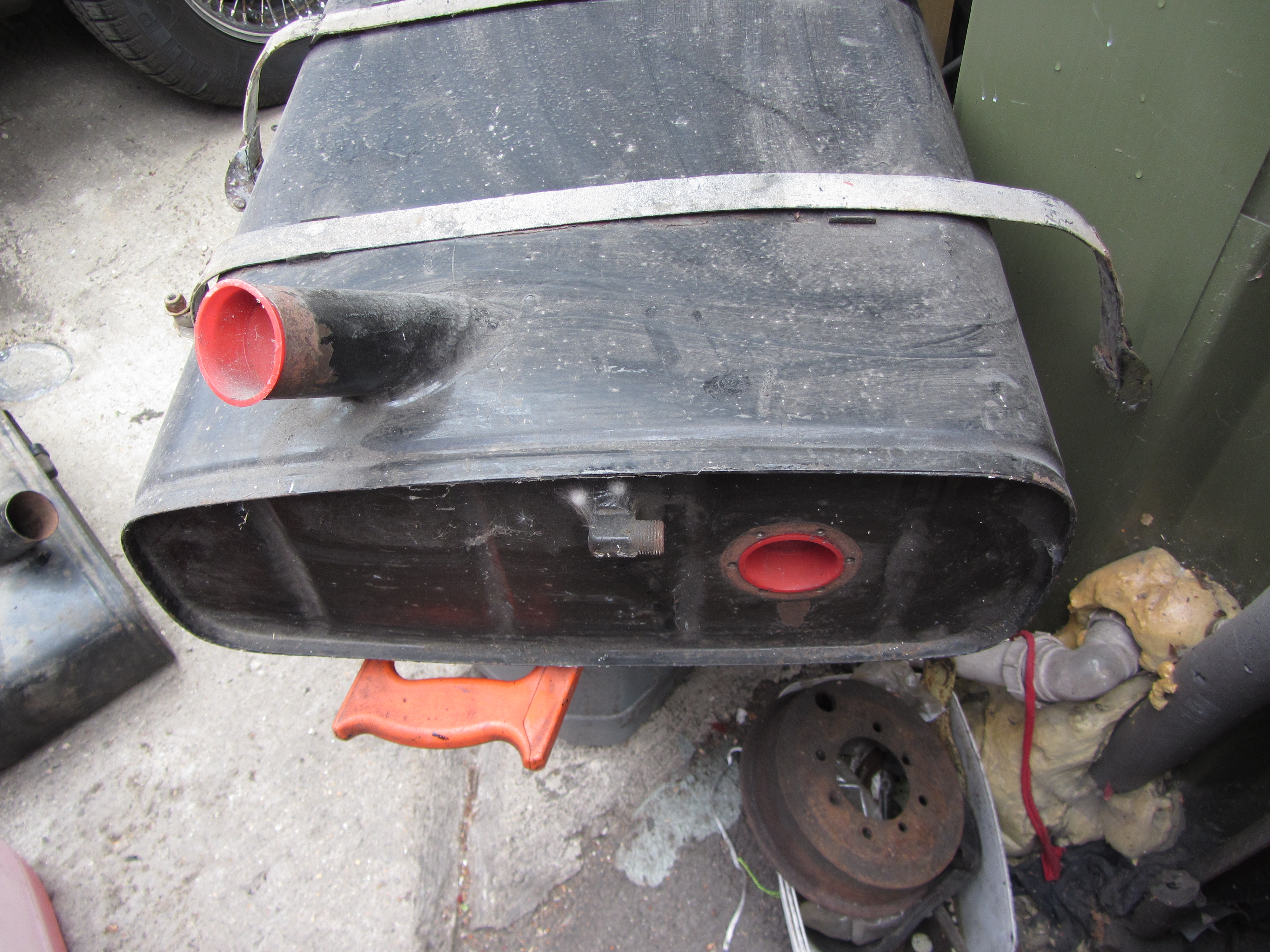 fuel tank on top of a sport utility wagon